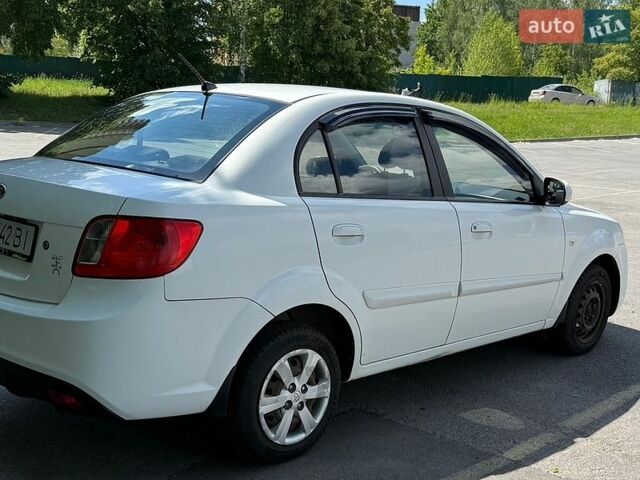 Белый Киа Рио, объемом двигателя 1.4 л и пробегом 315 тыс. км за 3500 $, фото 1 на Automoto.ua