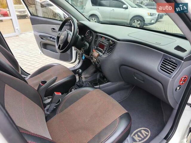 Белый Киа Рио, объемом двигателя 1.49 л и пробегом 157 тыс. км за 7100 $, фото 11 на Automoto.ua