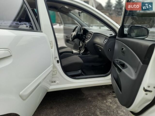Белый Киа Рио, объемом двигателя 1.4 л и пробегом 91 тыс. км за 5800 $, фото 5 на Automoto.ua