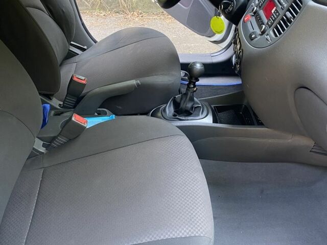 Белый Киа Рио, объемом двигателя 1.4 л и пробегом 156 тыс. км за 5600 $, фото 4 на Automoto.ua