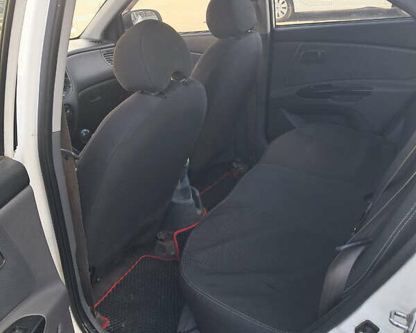 Белый Киа Рио, объемом двигателя 1.4 л и пробегом 297 тыс. км за 4600 $, фото 7 на Automoto.ua