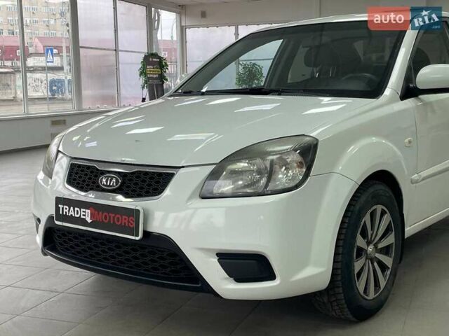 Белый Киа Рио, объемом двигателя 1.49 л и пробегом 170 тыс. км за 4990 $, фото 4 на Automoto.ua
