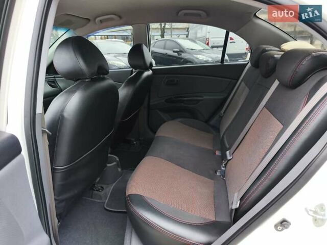Белый Киа Рио, объемом двигателя 1.49 л и пробегом 157 тыс. км за 7100 $, фото 9 на Automoto.ua