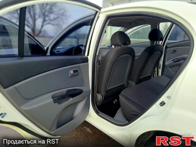 Білий Кіа Ріо, об'ємом двигуна 1.4 л та пробігом 91 тис. км за 5900 $, фото 4 на Automoto.ua