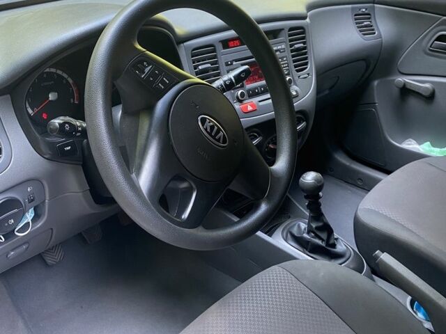 Белый Киа Рио, объемом двигателя 1.4 л и пробегом 156 тыс. км за 5600 $, фото 5 на Automoto.ua