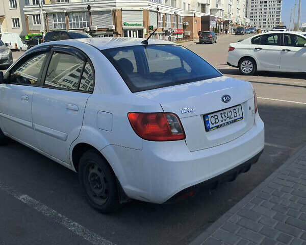 Белый Киа Рио, объемом двигателя 1.4 л и пробегом 297 тыс. км за 4600 $, фото 3 на Automoto.ua