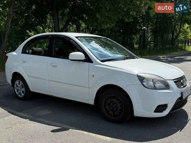 Белый Киа Рио, объемом двигателя 1.4 л и пробегом 315 тыс. км за 3500 $, фото 2 на Automoto.ua