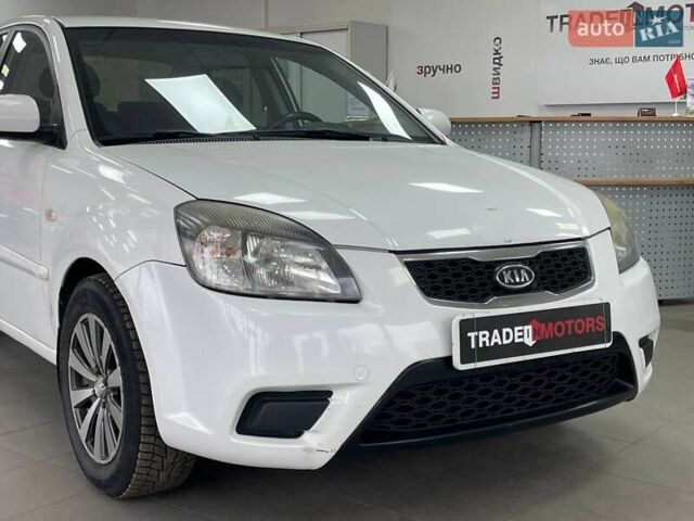 Белый Киа Рио, объемом двигателя 1.49 л и пробегом 170 тыс. км за 4990 $, фото 2 на Automoto.ua