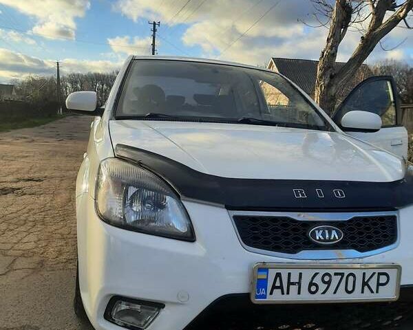 Белый Киа Рио, объемом двигателя 1.4 л и пробегом 91 тыс. км за 6000 $, фото 6 на Automoto.ua