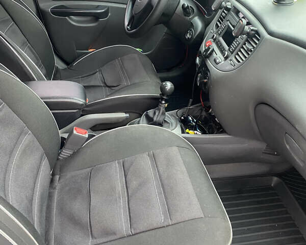 Белый Киа Рио, объемом двигателя 1.4 л и пробегом 170 тыс. км за 5700 $, фото 8 на Automoto.ua