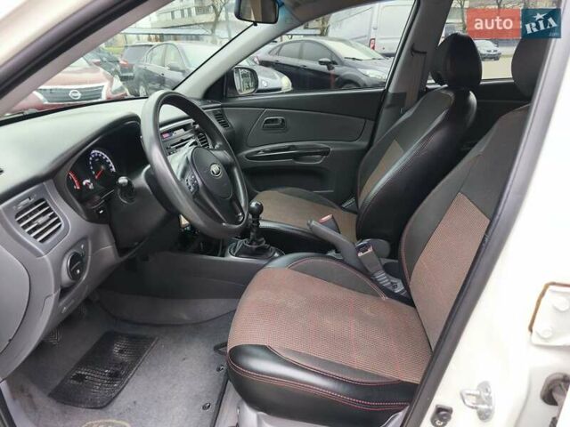 Белый Киа Рио, объемом двигателя 1.49 л и пробегом 157 тыс. км за 7100 $, фото 8 на Automoto.ua