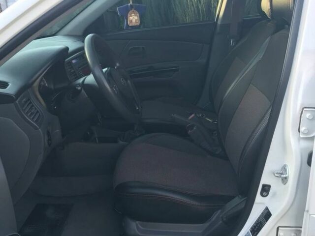 Білий Кіа Ріо, об'ємом двигуна 1.5 л та пробігом 157 тис. км за 7500 $, фото 3 на Automoto.ua