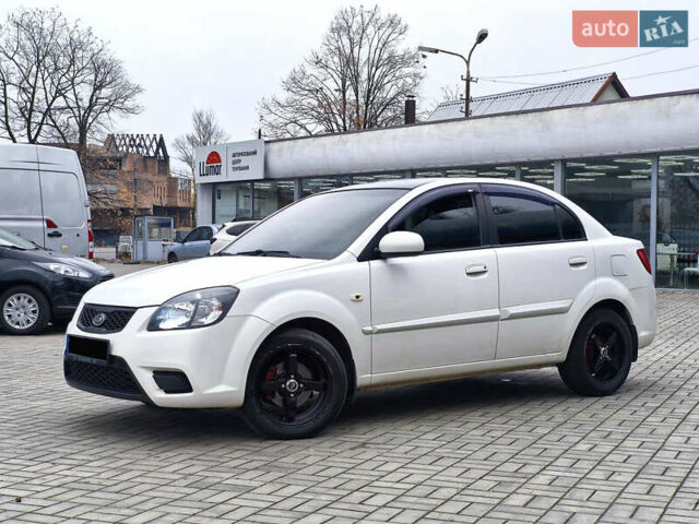 Белый Киа Рио, объемом двигателя 1.49 л и пробегом 157 тыс. км за 7100 $, фото 1 на Automoto.ua