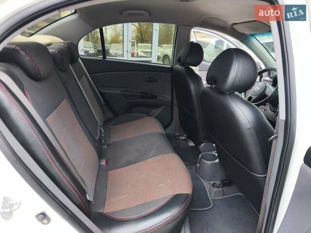 Белый Киа Рио, объемом двигателя 1.49 л и пробегом 157 тыс. км за 7100 $, фото 10 на Automoto.ua