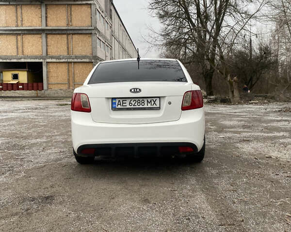 Белый Киа Рио, объемом двигателя 1.4 л и пробегом 170 тыс. км за 5700 $, фото 2 на Automoto.ua