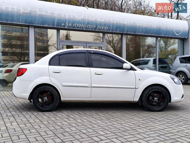 Белый Киа Рио, объемом двигателя 1.49 л и пробегом 157 тыс. км за 7100 $, фото 4 на Automoto.ua