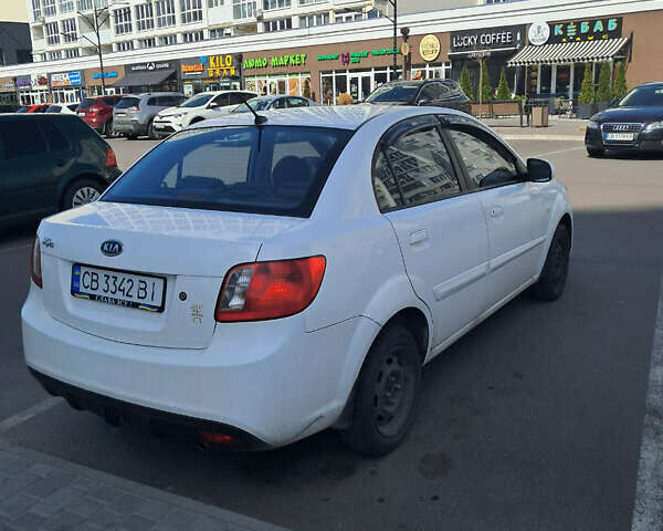 Белый Киа Рио, объемом двигателя 1.4 л и пробегом 297 тыс. км за 4600 $, фото 4 на Automoto.ua