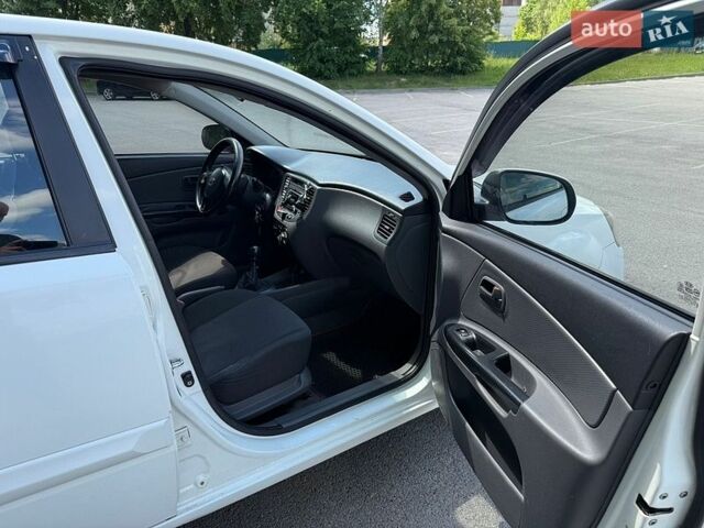 Белый Киа Рио, объемом двигателя 1.4 л и пробегом 315 тыс. км за 3500 $, фото 4 на Automoto.ua