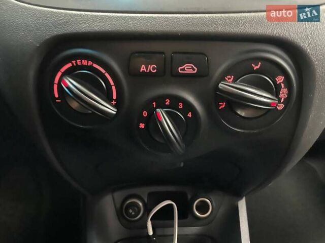 Белый Киа Рио, объемом двигателя 1.49 л и пробегом 170 тыс. км за 4990 $, фото 25 на Automoto.ua