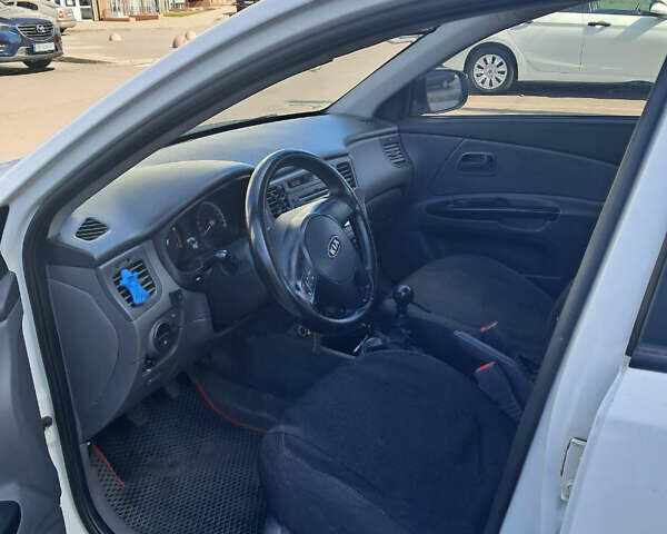 Белый Киа Рио, объемом двигателя 1.4 л и пробегом 297 тыс. км за 4600 $, фото 6 на Automoto.ua