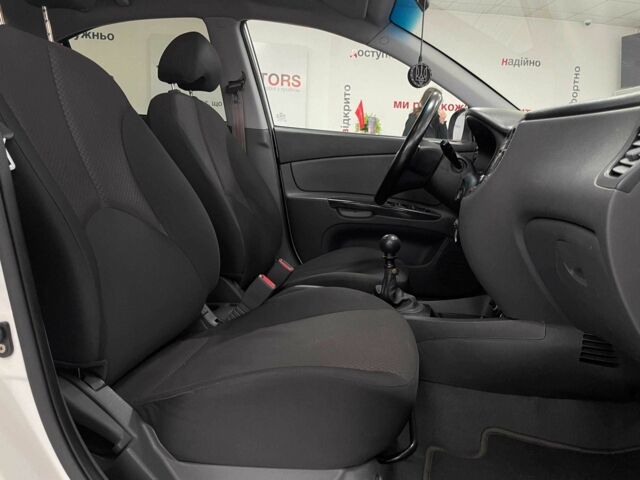 Белый Киа Рио, объемом двигателя 1.5 л и пробегом 170 тыс. км за 4690 $, фото 17 на Automoto.ua