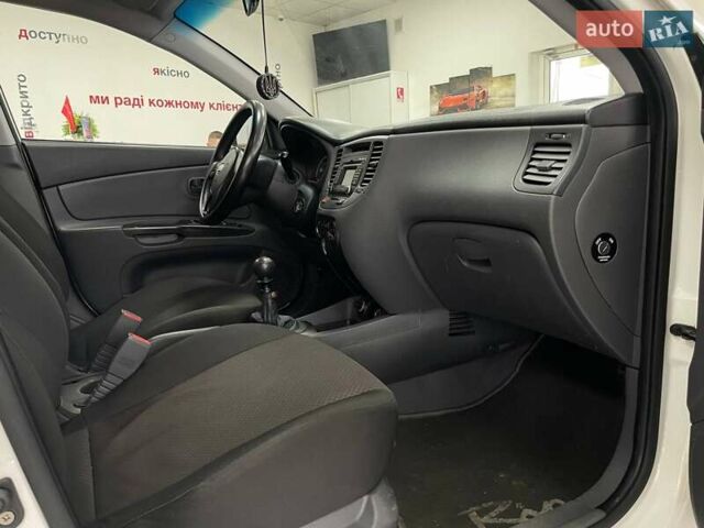 Белый Киа Рио, объемом двигателя 1.49 л и пробегом 170 тыс. км за 4990 $, фото 27 на Automoto.ua