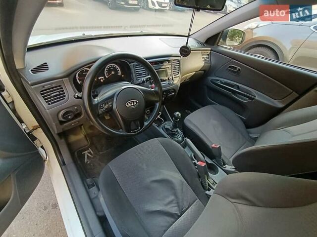 Білий Кіа Ріо, об'ємом двигуна 1.49 л та пробігом 170 тис. км за 5900 $, фото 2 на Automoto.ua