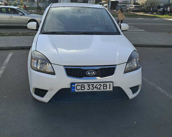 Белый Киа Рио, объемом двигателя 1.4 л и пробегом 297 тыс. км за 4600 $, фото 1 на Automoto.ua