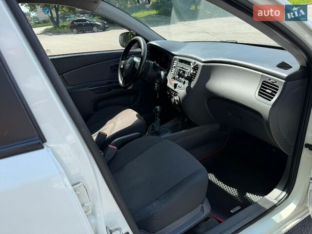 Белый Киа Рио, объемом двигателя 1.4 л и пробегом 315 тыс. км за 3500 $, фото 5 на Automoto.ua