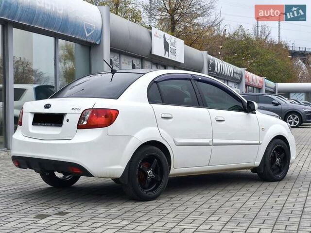 Белый Киа Рио, объемом двигателя 1.49 л и пробегом 157 тыс. км за 7100 $, фото 5 на Automoto.ua