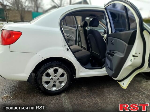 Білий Кіа Ріо, об'ємом двигуна 1.4 л та пробігом 91 тис. км за 5900 $, фото 10 на Automoto.ua