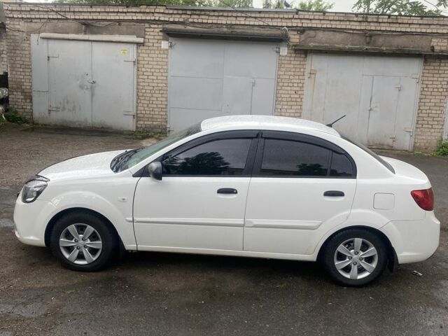 Белый Киа Рио, объемом двигателя 1.4 л и пробегом 156 тыс. км за 5600 $, фото 8 на Automoto.ua