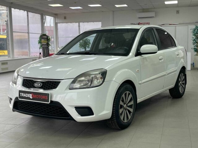 Белый Киа Рио, объемом двигателя 1.5 л и пробегом 170 тыс. км за 4690 $, фото 2 на Automoto.ua
