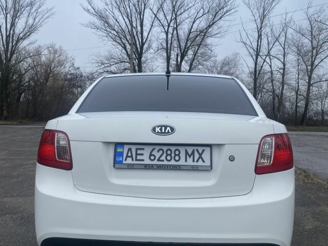 Белый Киа Рио, объемом двигателя 1.4 л и пробегом 156 тыс. км за 5600 $, фото 2 на Automoto.ua