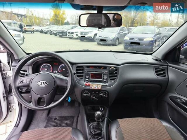 Белый Киа Рио, объемом двигателя 1.49 л и пробегом 157 тыс. км за 7100 $, фото 12 на Automoto.ua