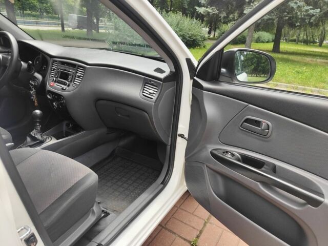 Белый Киа Рио, объемом двигателя 1.4 л и пробегом 250 тыс. км за 6100 $, фото 5 на Automoto.ua
