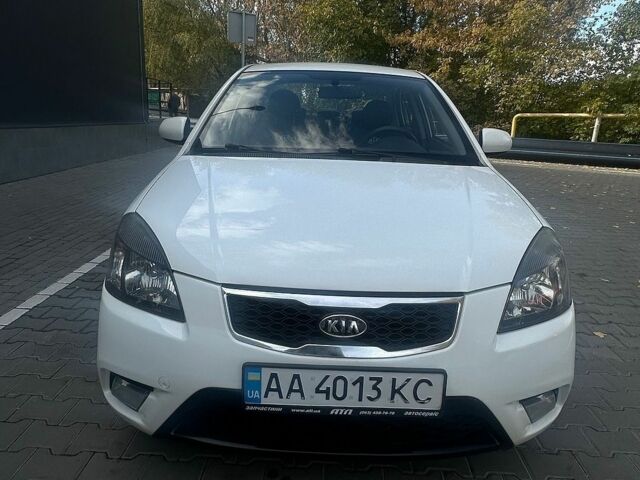 Белый Киа Рио, объемом двигателя 1.4 л и пробегом 158 тыс. км за 5800 $, фото 5 на Automoto.ua