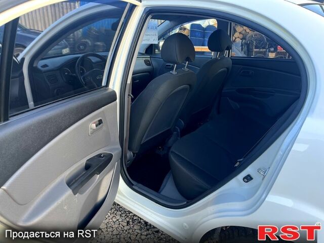Белый Киа Рио, объемом двигателя 1.4 л и пробегом 220 тыс. км за 6350 $, фото 9 на Automoto.ua