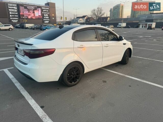 Белый Киа Рио, объемом двигателя 1.59 л и пробегом 257 тыс. км за 7600 $, фото 3 на Automoto.ua