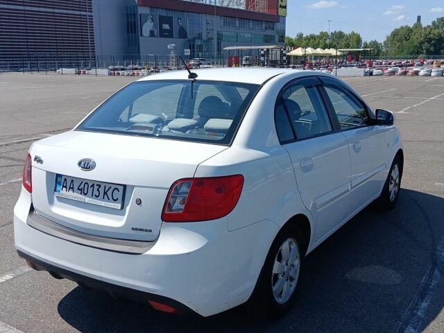 Білий Кіа Ріо, об'ємом двигуна 1.4 л та пробігом 157 тис. км за 4900 $, фото 1 на Automoto.ua