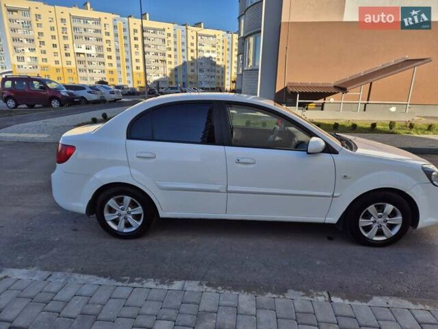 Белый Киа Рио, объемом двигателя 1.4 л и пробегом 128 тыс. км за 5000 $, фото 11 на Automoto.ua