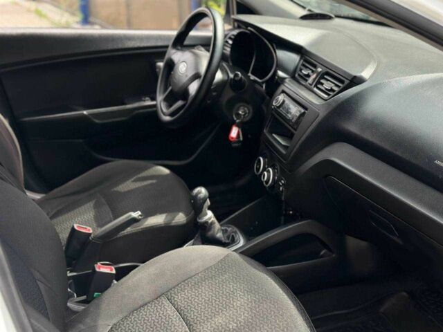 Белый Киа Рио, объемом двигателя 1.4 л и пробегом 217 тыс. км за 6600 $, фото 9 на Automoto.ua