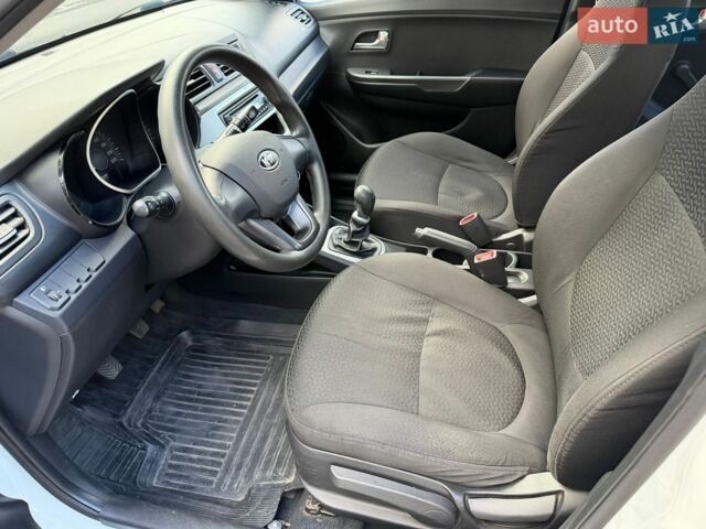 Білий Кіа Ріо, об'ємом двигуна 1.4 л та пробігом 157 тис. км за 6200 $, фото 2 на Automoto.ua