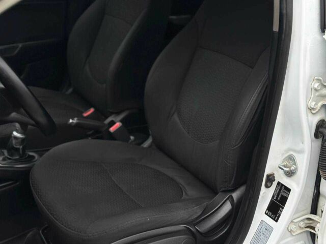 Белый Киа Рио, объемом двигателя 1.4 л и пробегом 217 тыс. км за 6600 $, фото 13 на Automoto.ua