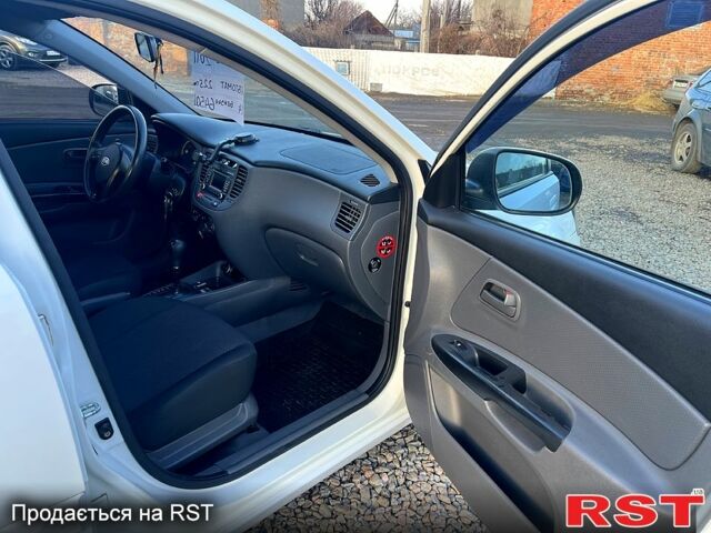 Белый Киа Рио, объемом двигателя 1.4 л и пробегом 220 тыс. км за 6350 $, фото 7 на Automoto.ua