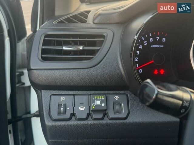 Белый Киа Рио, объемом двигателя 1.59 л и пробегом 257 тыс. км за 6999 $, фото 9 на Automoto.ua
