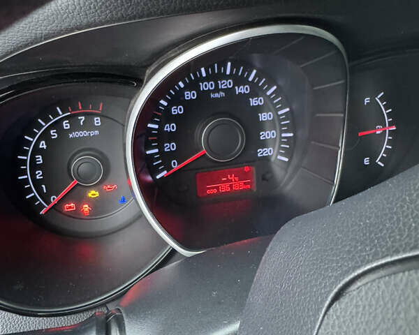 Белый Киа Рио, объемом двигателя 1.4 л и пробегом 136 тыс. км за 7500 $, фото 5 на Automoto.ua