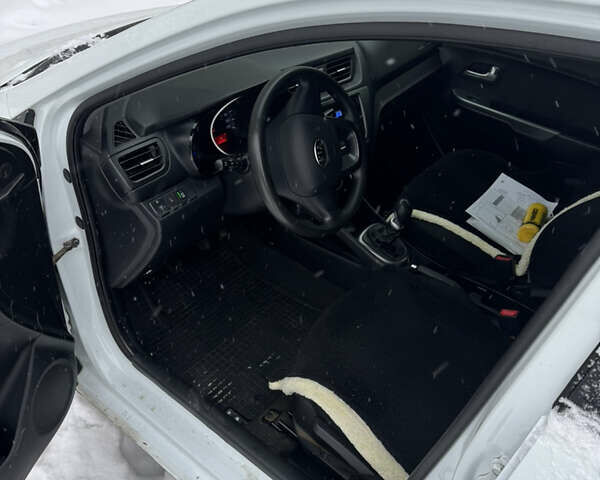 Білий Кіа Ріо, об'ємом двигуна 1.4 л та пробігом 136 тис. км за 8000 $, фото 4 на Automoto.ua