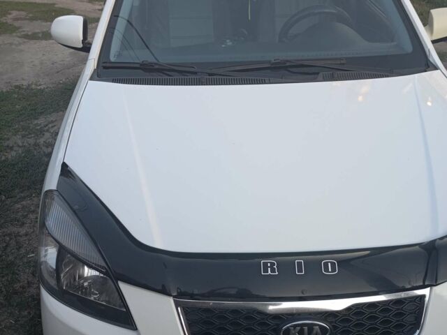 Белый Киа Рио, объемом двигателя 1.4 л и пробегом 191 тыс. км за 4600 $, фото 4 на Automoto.ua