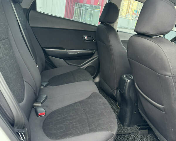 Белый Киа Рио, объемом двигателя 1.6 л и пробегом 253 тыс. км за 7400 $, фото 9 на Automoto.ua
